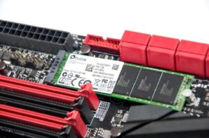 Jak łączyć dyski HDD i SSD w pecetach? Krótki poradnik
