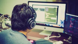Dlaczego czasem lepiej wybrać zestaw komputerowy zamiast laptopa